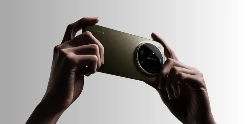 Hands holding the new Xiaomi 17